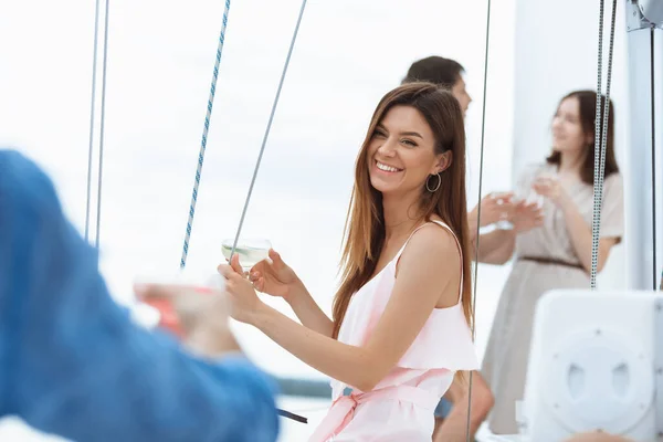 Glücklich lächelnde Frau trinkt Wodka-Cocktails bei Bootsparty im Freien, fröhlich und glücklich — Stockfoto