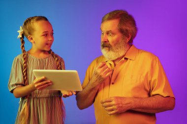 Büyük adam, büyükbaba eğleniyor ve kızla, torunuyla vakit geçiriyor. Neşeli yaşlı yaşam tarzı konsepti