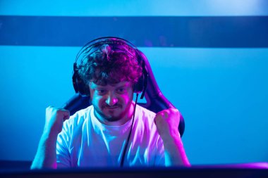 Sanal spor. Tam konsantre profesyonel siber sporcu önemli bir maç yapıyor.