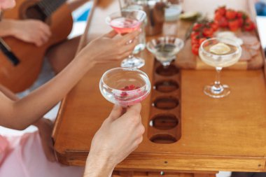 Tekne partisinde votka içen neşeli ve mutlu bir grup arkadaş.