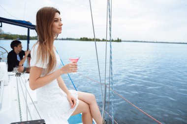 Tekne partisinde mutlu votka kokteylleri iç, neşeli ve mutlu.