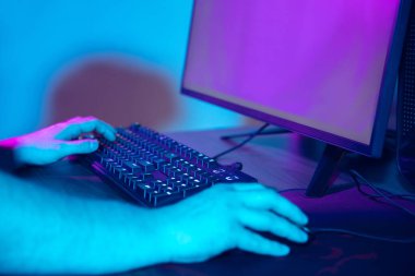 Sanal spor. Tam konsantre profesyonel siber sporcu önemli bir maç yapıyor.