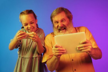 Büyük adam, büyükbaba eğleniyor ve kızla, torunuyla vakit geçiriyor. Neşeli yaşlı yaşam tarzı konsepti