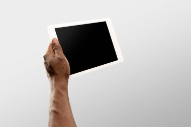 Tüm dünyada popüler spor müsabakaları ve şampiyonaları izlerken erkeklerin ellerini boş ekranla kapatın. Reklam için kopyalama alanı