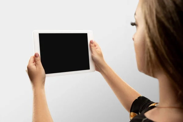 Tutup tangan wanita memegang tablet dengan layar kosong selama online menonton pertandingan olahraga populer dan kejuaraan di seluruh dunia. Ruang penyalinan untuk iklan — Stok Foto