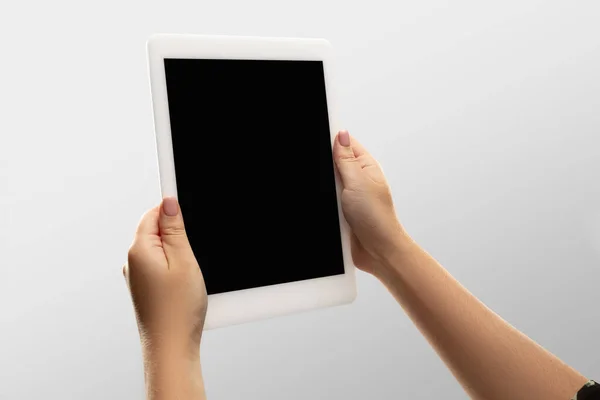 Cierre las manos femeninas sosteniendo la tableta con pantalla en blanco durante la observación en línea de partidos deportivos populares y campeonatos en todo el mundo. Copyspace para anuncio —  Fotos de Stock