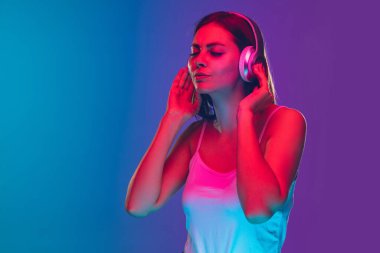 Beyaz kadın portresi, neon ışıkta mor-mavi renkte izole edilmiş.