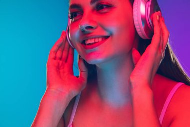 Beyaz kadın portresi, neon ışıkta mor-mavi renkte izole edilmiş.