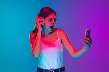 Beyaz kadın portresi, neon ışıkta mor-mavi renkte izole edilmiş.