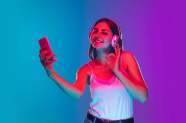 Beyaz kadın portresi, neon ışıkta mor-mavi renkte izole edilmiş.