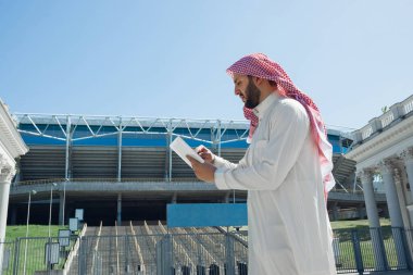 Gülümseyen zengin Arap adamlar şehirde emlak satın alıyorlar.