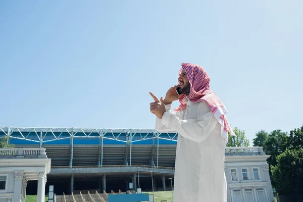 Mosolygó gazdag arab emberek vásárol ingatlant a városban — Stock Fotó