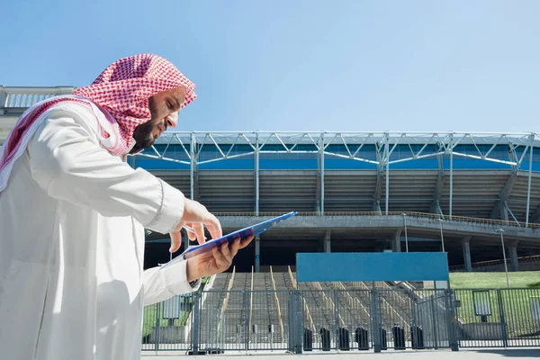 Mosolygó gazdag arab emberek vásárol ingatlant a városban — Stock Fotó