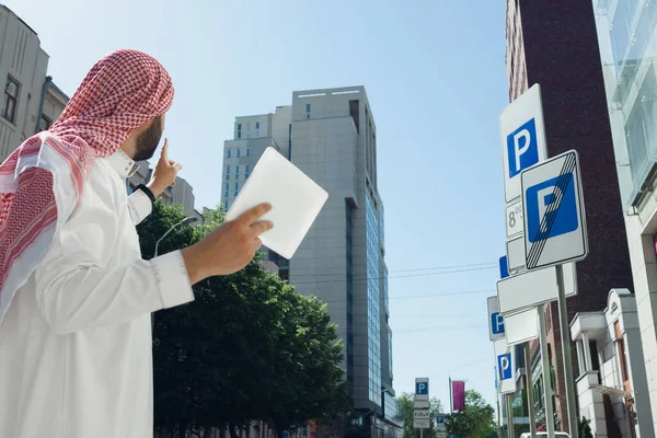 Sonrientes hombres árabes ricos comprando bienes raíces en la ciudad — Foto de Stock