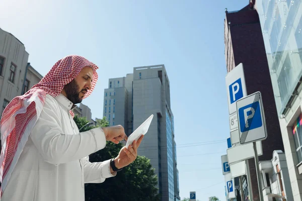 Sonrientes hombres árabes ricos comprando bienes raíces en la ciudad — Foto de Stock