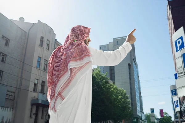 Usmívající se bohatí Arabové kupující nemovitosti ve městě — Stock fotografie
