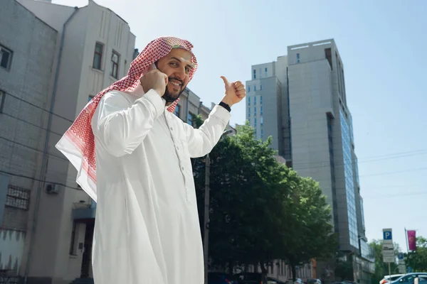 Smiling rich arabian mans buy real estate in the city — Stok Foto