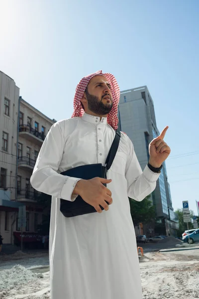 Souriant riches Arabes qui achètent des biens immobiliers dans la ville — Photo