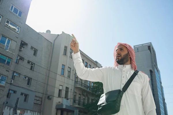 Улыбающиеся богатые арабийцы, покупающие недвижимость в городе — стоковое фото