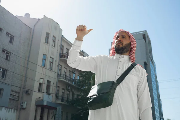 Smiling rich arabian mans buying real estate in the city — Stock Photo, Image