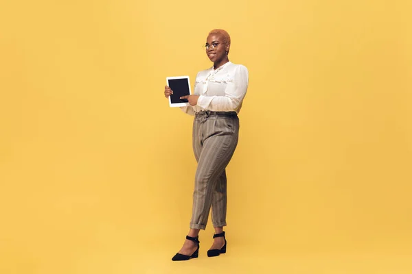 Mladá afroameričanka v neformálním oblečení na žlutém pozadí. Bodypositive ženský charakter, plus velikost podnikatelka — Stock fotografie