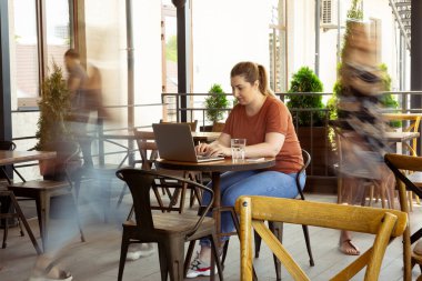 Günlük rutininde beyaz kadın kapsayıcı büyük boy model. Gerçeklik, hoşgörü, yaşam tarzı