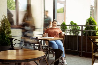 Günlük rutininde beyaz kadın kapsayıcı büyük boy model. Gerçeklik, hoşgörü, yaşam tarzı