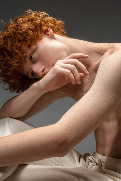 Gyönyörű vörös hajú férfi portréja, szürke stúdió háttérrel. A szépség, a bőrápolás, a divat és a stílus fogalma — Stock Fotó