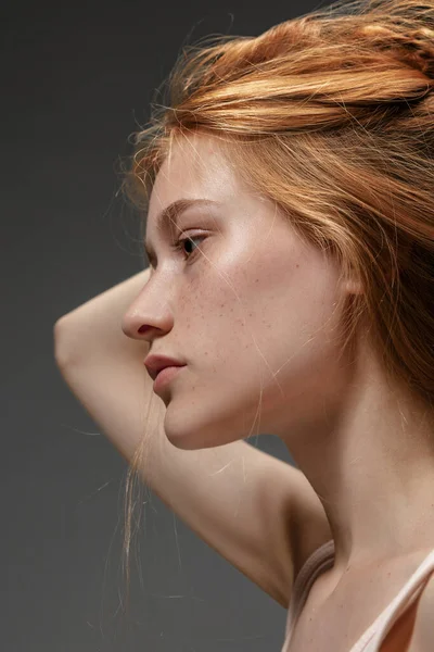 Retrato de mulher ruiva bonita isolado em fundo estúdio cinza. Conceito de beleza, cuidados com a pele, moda e estilo — Fotografia de Stock