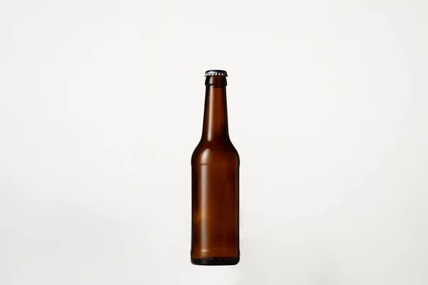 Botella de cerveza vacía de color dorado. Aislado sobre fondo blanco estudio — Foto de Stock