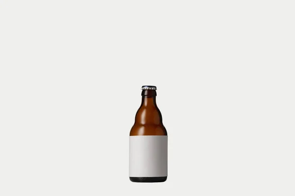 Пустая бутылка пива золотого цвета. Изолированный на белом фоне студии — стоковое фото