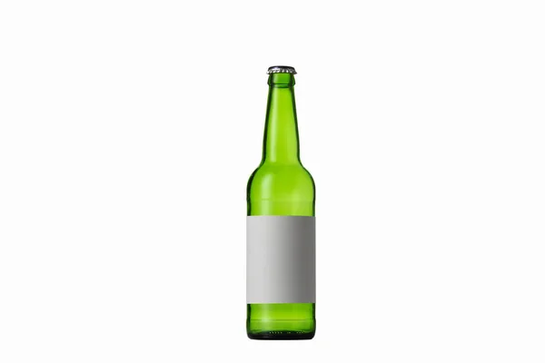 Пустая бутылка пива зеленого цвета. Изолированный на белом фоне студии — стоковое фото