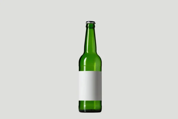 Пустая бутылка пива зеленого цвета. Изолированный на белом фоне студии — стоковое фото