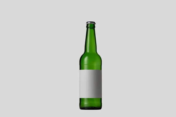 Bouteille de bière verte vide. Isolé sur fond de studio blanc — Photo