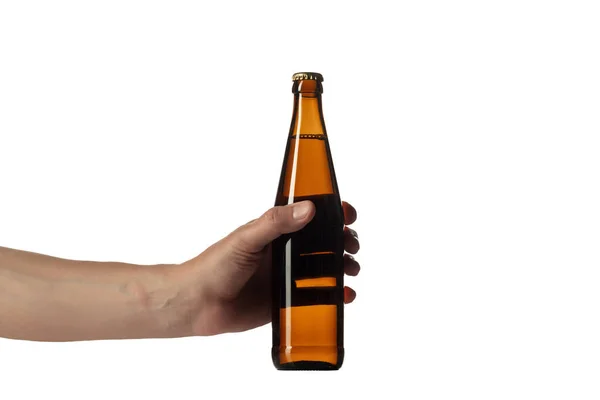 Lege goudkleurige bierfles in mannelijke hand. Geïsoleerd op witte studio achtergrond — Stockfoto