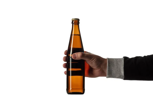 Пустая бутылка пива золотого цвета в мужской руке. Изолированный на белом фоне студии — стоковое фото