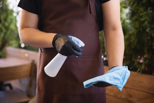 El camarero trabaja en un restaurante con una máscara médica, guantes durante la pandemia de coronavirus —  Fotos de Stock