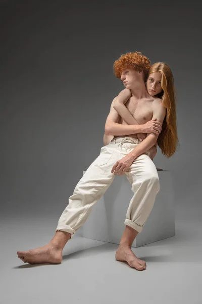 회색 스튜디오 배경에 고립된 아름다운 빨간 머리 커플의 초상화. 아름다움, 피부 관리, 패션 과 스타일의 개념 — 스톡 사진