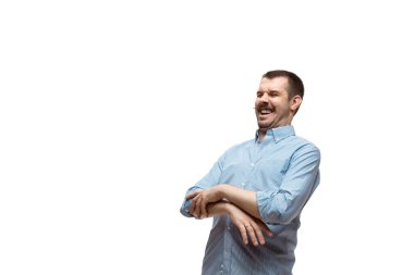 Beyaz stüdyo arka planında izole edilmiş komik, alışılmadık popüler duyguları ve jestleri olan beyaz bir adam.