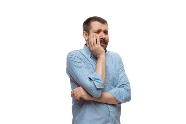 Beyaz stüdyo arka planında izole edilmiş komik, alışılmadık popüler duyguları ve jestleri olan beyaz bir adam.