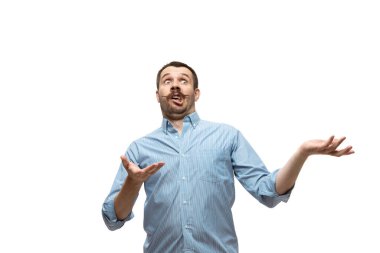 Beyaz stüdyo arka planında izole edilmiş komik, alışılmadık popüler duyguları ve jestleri olan beyaz bir adam.