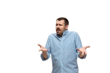 Beyaz stüdyo arka planında izole edilmiş komik, alışılmadık popüler duyguları ve jestleri olan beyaz bir adam.