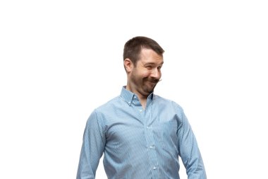 Beyaz stüdyo arka planında izole edilmiş komik, alışılmadık popüler duyguları ve jestleri olan beyaz bir adam.