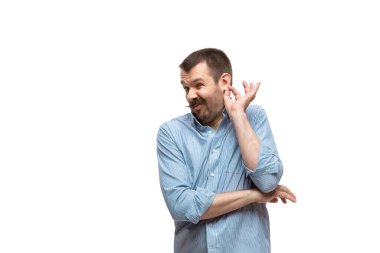 Beyaz stüdyo arka planında izole edilmiş komik, alışılmadık popüler duyguları ve jestleri olan beyaz bir adam.