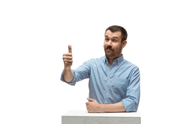 Jeune homme caucasien avec des émotions populaires drôles et insolites et des gestes isolés sur fond de studio blanc — Photo