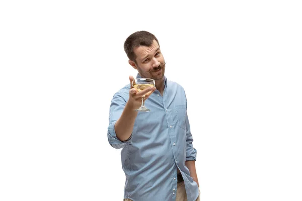 Jeune homme caucasien avec des émotions populaires drôles et insolites et des gestes isolés sur fond de studio blanc — Photo