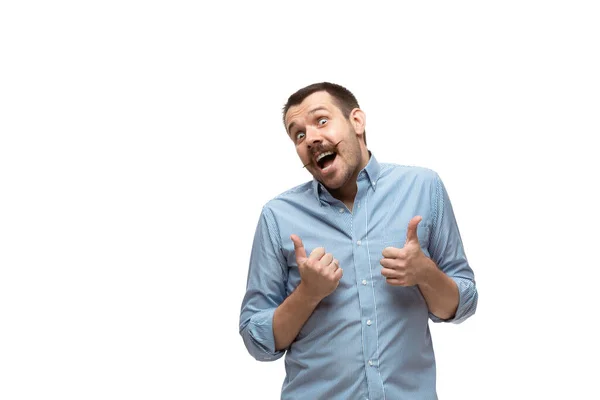 Jonge blanke man met grappige, ongewone populaire emoties en gebaren geïsoleerd op witte studio achtergrond — Stockfoto