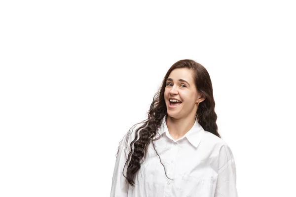 Молодая белая женщина со смешными, необычными народными эмоциями и жестами, изолированными на белом фоне студии — стоковое фото