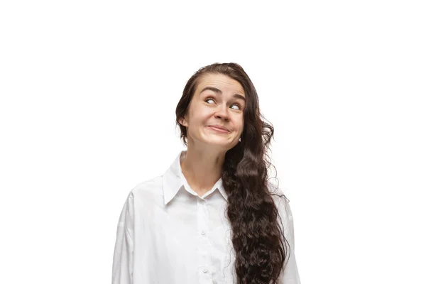 Jeune femme caucasienne avec des émotions populaires drôles et insolites et des gestes isolés sur fond de studio blanc — Photo