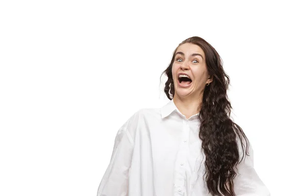 Junge kaukasische Frau mit lustigen, ungewöhnlichen Emotionen und Gesten auf weißem Studiohintergrund — Stockfoto